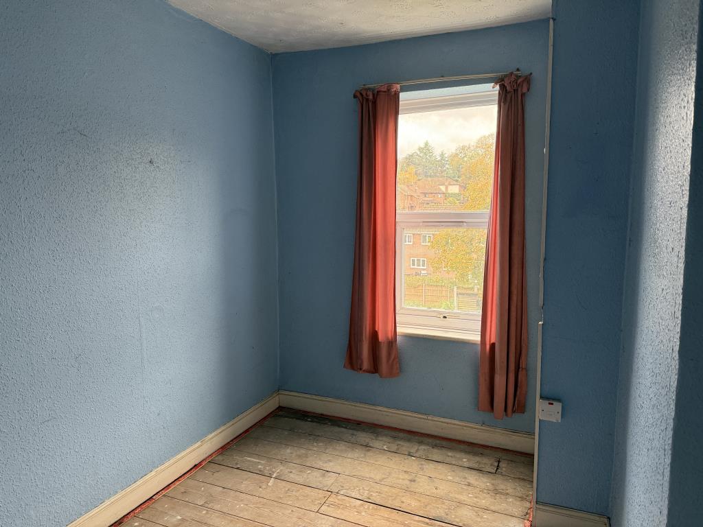 Lot: 105 - THREE-BEDROOM HOUSE IN NEED OF IMPROVEMENT - Bedroom three